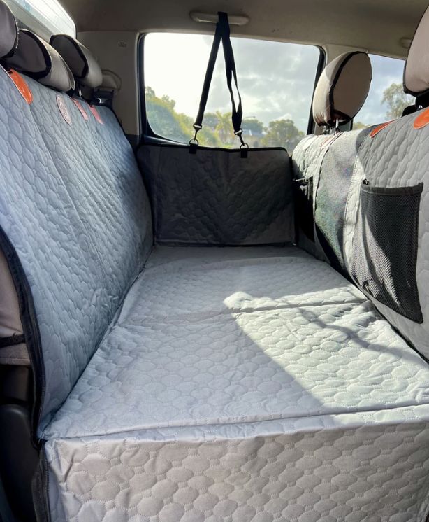 The hard bottom cover sitting flat and level across the back seat